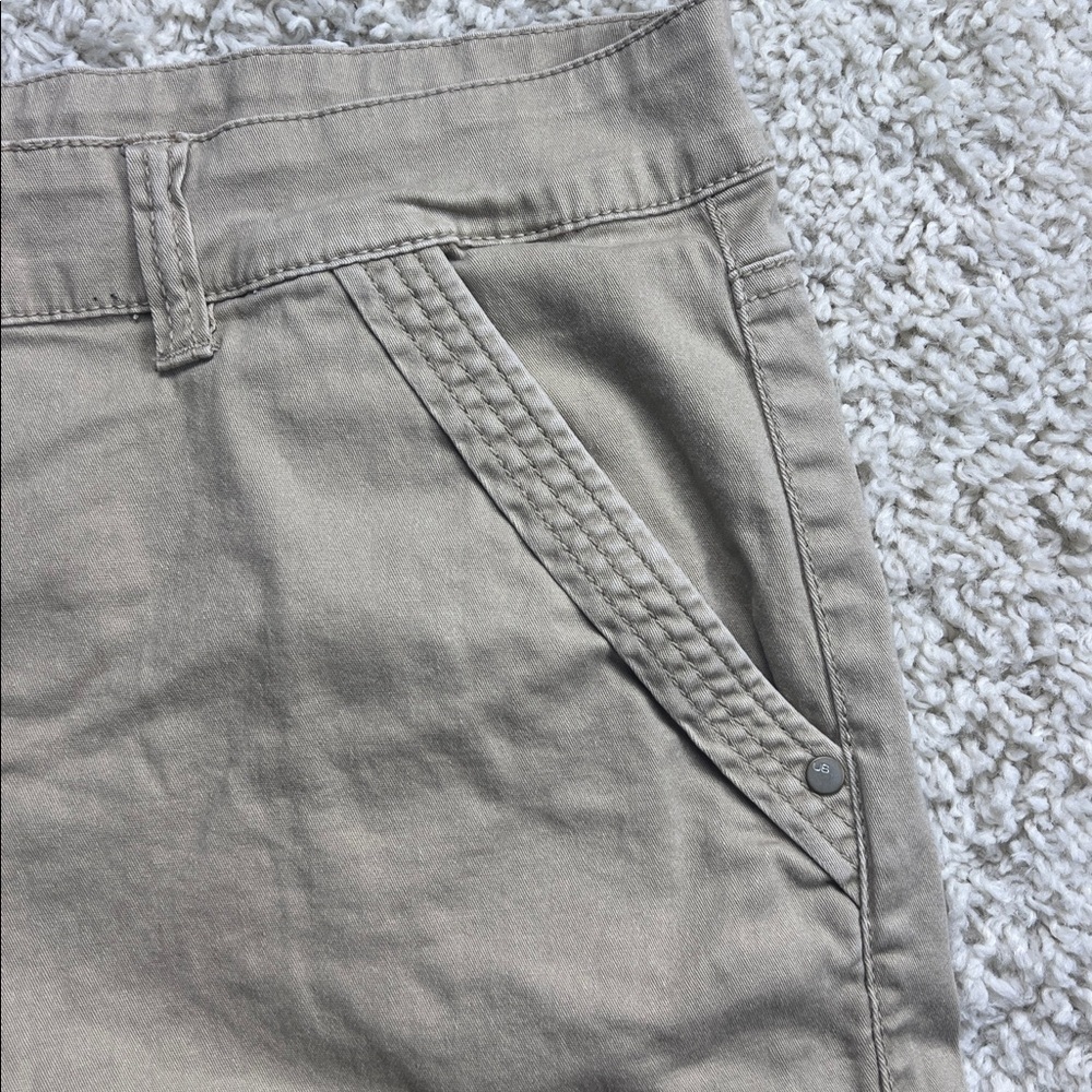 JUNIOR UNIONBAY LIGHT TAN SHORTS SIZE 17 GUC - Picture 2 of 9